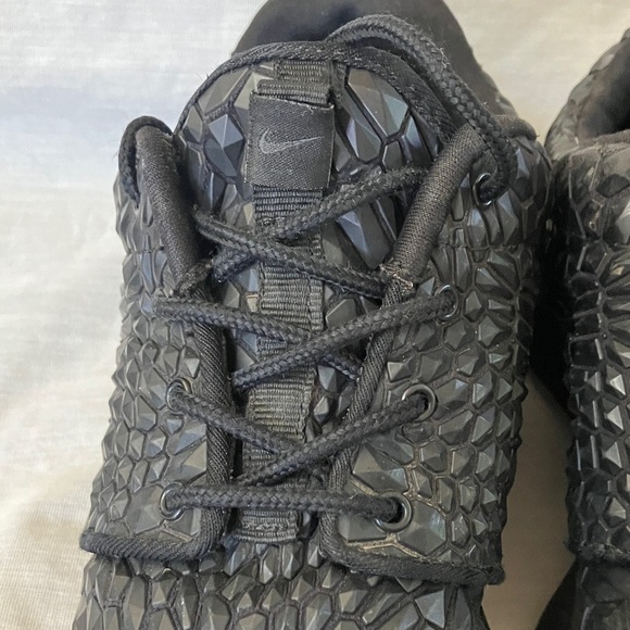 Nike 6 1/2 Women’s Roshe one triple Black Textured Sneakers - Picture 14 of 14